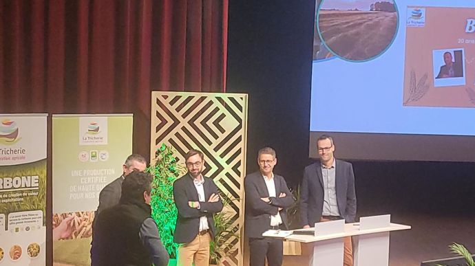 De g. à dr., lors de l'assemblée générale du 12 décembre, Thibaud Deschamps, président de La Tricherie, Benjamin Bichon, directeur général depuis le 1er janvier, et Baptiste Breton, qui était un des trois codirecteurs et vient de quitter la coopérative.