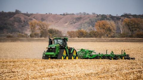 La deuxième génération du kit d'autonomie est capable de travailler jusqu'à 19 km/h avec des transbordeurs, des outils de travail du sol et des semoirs monograines comme en ligne. La deuxième génération du kit d'autonomie est capable de travailler jusqu'à 19 km/h avec des transbordeurs, des outils de travail du sol et des semoirs monograines comme en ligne.