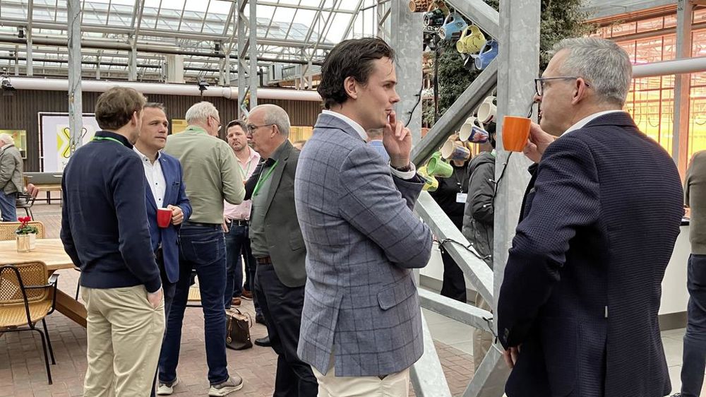 Lors de la conférence 2025, Peter van de Pol, de Schoneveld, et Joost Kos, de Royal van Zanten, ont expliqué en quoi la fondation Breeding Accel offre des avantages stratégiques à leur collectif. L’occasion également de faire visiter des installations.