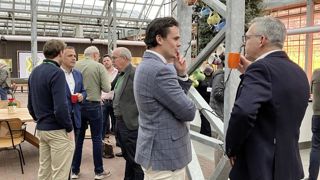 Lors de la conférence 2025, Peter van de Pol, de Schoneveld, et Joost Kos, de Royal van Zanten, ont expliqué en quoi la fondation Breeding Accel offre des avantages stratégiques à leur collectif. L’occasion également de faire visiter des installations. Lors de la conférence 2025, Peter van de Pol, de Schoneveld, et Joost Kos, de Royal van Zanten, ont expliqué en quoi la fondation Breeding Accel offre des avantages stratégiques à leur collectif. L’occasion également de faire visiter des installations.