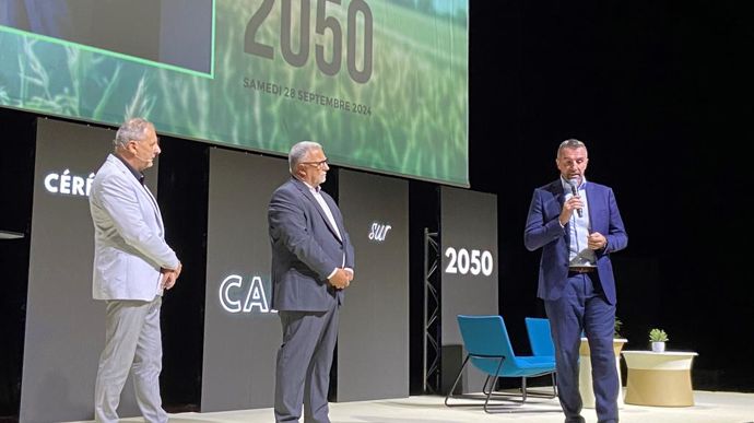 Fin septembre, 1 000 adhérents, collaborateurs et partenaires ont participé à un évènement inédit de Dijon céréales invitant à mettre le cap sur 2050 avec Christophe Richardot, son DG (à dr.), Didier Lenoir, son président (au centre), et sous l'animation de Thierry Adam.