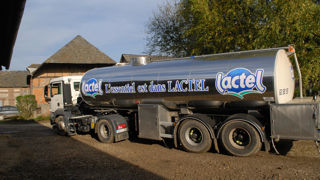Lactalis collectera encore le lait chez les éleveurs concernés par l'arrêt de leur contrat avec l'industriel pendant un an et demi au lieu des douze mois initialement prévus. Lactalis collectera encore le lait chez les éleveurs concernés par l'arrêt de leur contrat avec l'industriel pendant un an et demi au lieu des douze mois initialement prévus.
