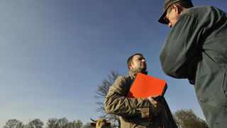 La FNSEA et Jeunes Agriculteurs souhaitent suspendre les contrôles de l'OFB avant que ne soit mené un travail sur les normes et contrôles. La FNSEA et Jeunes Agriculteurs souhaitent suspendre les contrôles de l'OFB avant que ne soit mené un travail sur les normes et contrôles.
