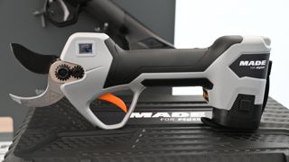 Sécateur M32C « Made For Pellenc » à batterie embarquée de 14,4 V.