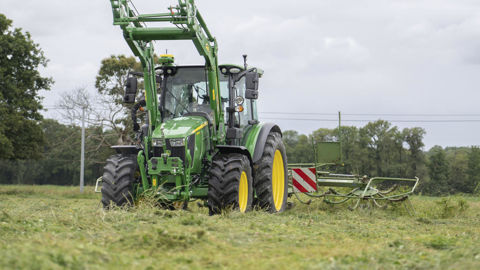 La gamme de tracteurs 5M, composée de cinq modèles allant de 75 à 135 ch, sort de l’usine John Deere installée en Inde. La gamme de tracteurs 5M, composée de cinq modèles allant de 75 à 135 ch, sort de l’usine John Deere installée en Inde.