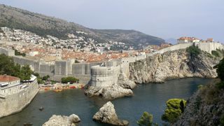 Vue de la vieille ville de Dubrovnik depuis la forteresse de Lovrijenac, point stratégique de la défense de la cité. Vue de la vieille ville de Dubrovnik depuis la forteresse de Lovrijenac, point stratégique de la défense de la cité.