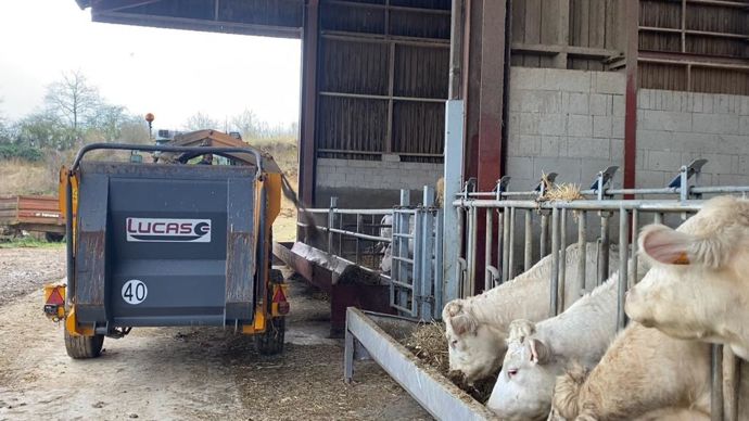 L'équipement permet d'assurer à la fois l'alimentation des bovins, et le paillage du bâtiment.