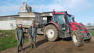 Julien Hugonenc (à gauche) et Didier Chabbert (à droite) mettent en avant le gain économique et la facilité d'utilisation de la FAF en Cuma.