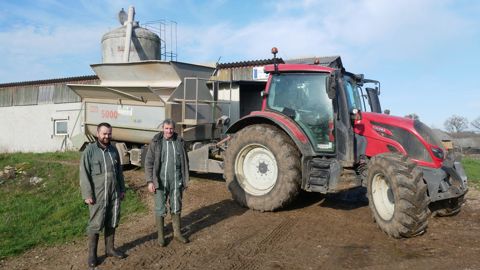Julien Hugonenc (à gauche) et Didier Chabbert (à droite) mettent en avant le gain économique et la facilité d'utilisation de la FAF en Cuma.