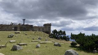 Au sommet du Mont Aigoual, l’observatoire météorologique construit en 1894 offre une vue à 180° des Causses à la Méditerranée et, par temps clair, jusqu’aux Alpes et aux Pyrénées. Au sommet du Mont Aigoual, l’observatoire météorologique construit en 1894 offre une vue à 180° des Causses à la Méditerranée et, par temps clair, jusqu’aux Alpes et aux Pyrénées.
