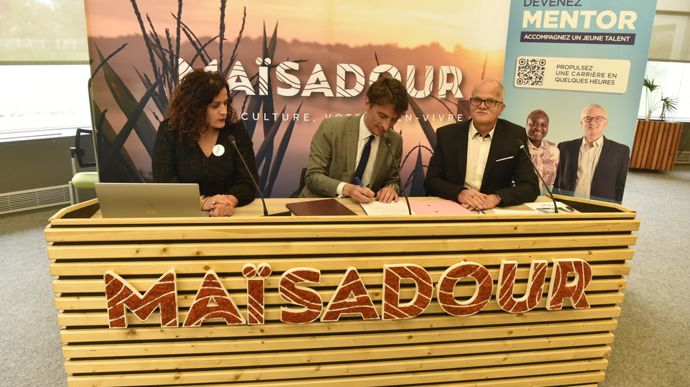 Signature du partenariat entre Maïsadour et l'association Nos quartiers ont du talent, le 14 novembre dernier : Christophe Bonno, DG de Maïsadour (à dr.), avec Noëlie Médard, déléguée régionale Nouvelle-Aquitaine de NQT, et Guillaume Marmasse, DG de NQT.