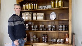 « La châtaigne permet de proposer une large gamme de produits », prouve Jean-Baptiste Hérissé, producteur et transformateur à Nivillac (Morbihan). « La châtaigne permet de proposer une large gamme de produits », prouve Jean-Baptiste Hérissé, producteur et transformateur à Nivillac (Morbihan).