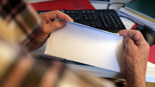 Des milliers d'électeurs n'auraient pas reçu leur matériel de vote pour les élections des membres des chambres d'agriculture, selon la Confédération paysanne.