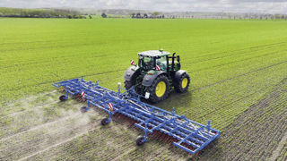 La Thulit 12 propose une largeur de travail de 12,20 m avec une pression variable de 100 g à 5 kg. La Thulit 12 propose une largeur de travail de 12,20 m avec une pression variable de 100 g à 5 kg.
