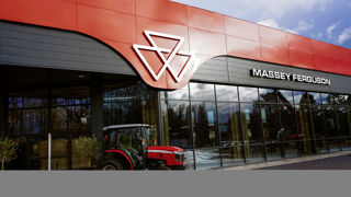 Basé au coeur du campus Massey Ferguson, à proximité de l'usine de tracteurs, l'Agrispace pourra recevoir 20 000 visiteurs par an. Basé au coeur du campus Massey Ferguson, à proximité de l'usine de tracteurs, l'Agrispace pourra recevoir 20 000 visiteurs par an.