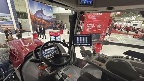 La cabine intelligente « Clever Cab » repose sur une structure à quatre montants et arbore un environnement de conduite équipé de trois écrans digitaux, dont un tableau de bord de 12” derrière le volant.