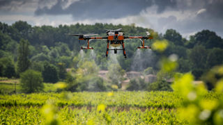 Adopté à 45 voix pour (13 contre), le texte autorise l'épandage par drone de certains produits phytos sur des parcelles agricoles escarpées. Adopté à 45 voix pour (13 contre), le texte autorise l'épandage par drone de certains produits phytos sur des parcelles agricoles escarpées.