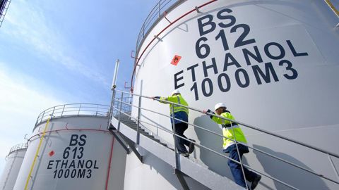La production française de bioéthanol, comme ici à Lillebonne (Seine-Maritime), est désormais assurée à 70 % par des cultures venues de l’Hexagone.