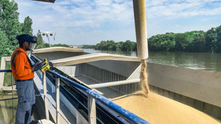 En 2024, le trafic fluvial par la Seine enregistre une baisse significative de 8 % sur un an, notamment en raison de la faiblesse de la campagne céréalière. En 2024, le trafic fluvial par la Seine enregistre une baisse significative de 8 % sur un an, notamment en raison de la faiblesse de la campagne céréalière.