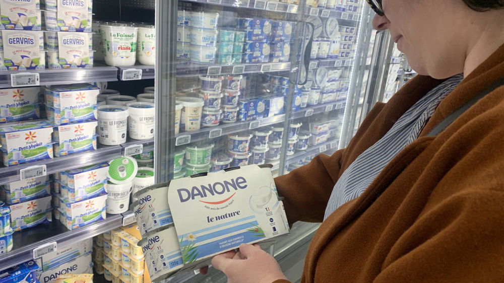 Rayon de produits laitiers dans une grande surface choix de yaourts Danone Rayon de produits laitiers dans une grande surface choix de yaourts Danone