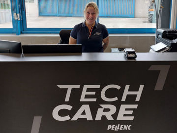 &laquo;&nbsp;L'humain &raquo; restant bien s&ucirc;r primordial pour un service, chaque centre emploie au minimum une personne pour accueillir les clients, en compl&eacute;ment des deux techniciens aguerris. (&copy; pellenc)