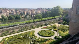 Le nouveau "Guide des villes et villages fleuris » présente, en 192 pages, l’ensemble des communes labellisées 4 Fleurs en France, parmi lesquelles la ville d’Albi (81).