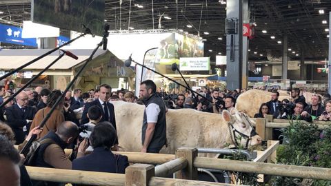L'accueil des politiques au Salon de l'agriculture, c'est « sportif » reconnaît la ministre de l'agriculture. L'accueil des politiques au Salon de l'agriculture, c'est « sportif » reconnaît la ministre de l'agriculture.