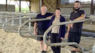 Eleveurs à Nord-sur-Erdre (Loire-Atlantique), Bertrand, Elisabeth et Anthony Emprou estilent avoir trouvé un bon compromis en investissant dans les logettes profondes :le confort de la paille et l'organisation en logettes
