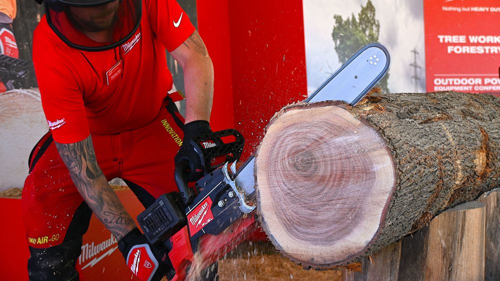 Une tronçonneuse à batterie Milwaukee munie d'un guide de 50 cm...une première !