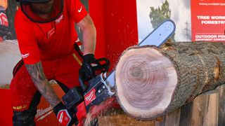 Une tronçonneuse à batterie Milwaukee munie d'un guide de 50 cm...une première !