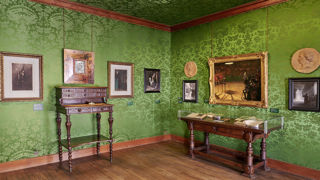 La place des Vosges, à Paris, accueille les visiteurs curieux de découvrir la maison de Victor Hugo. La place des Vosges, à Paris, accueille les visiteurs curieux de découvrir la maison de Victor Hugo.