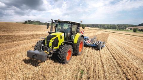 Au champs, sur route ou au chargement, l'Arion 570 Cmatic se veut polyvalent.