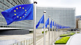 La Commission européenne veut donner plus de latitudes aux États membres ce qui constitue un risque de « détricotage la Pac » et une « renationalisation » pour la FNSEA. La Commission européenne veut donner plus de latitudes aux États membres ce qui constitue un risque de « détricotage la Pac » et une « renationalisation » pour la FNSEA.