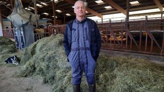 Père de trois enfants et grand-père de trois petits-enfants, Jean-François Brocard, éleveur laitier dans le Jura, se vide la tête en faisant du badminton avec sa femme et de la course à pied : « Ces activités permettent aussi de rencontrer des personnes d’autres milieux. » Père de trois enfants et grand-père de trois petits-enfants, Jean-François Brocard, éleveur laitier dans le Jura, se vide la tête en faisant du badminton avec sa femme et de la course à pied : « Ces activités permettent aussi de rencontrer des personnes d’autres milieux. »