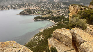 Le cap Canaille, situé à Cassis, culmine à 394 m d'altitude. Le cap Canaille, situé à Cassis, culmine à 394 m d'altitude.