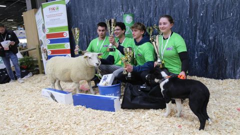 Anthony Rispal (deuxième en partant de la gauche) est le meilleur jeune berger 2025. Il est entouré de Jules Fosséprez (à gauche) et Antoine Roussies (troisième en partant de la gauche). Jeanne Touzelet (à droite) a été sacrée meilleure jeune bergère.