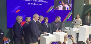 Au centre, Jean-Marc de Crozals, viticulteur dans l'Aude, signe avec sa banque, le Crédit Agricole, le premier prêt de consolidation garanti par l’État sur le stand du ministère de l'Agriculture au Salon de l'agriculture à Paris. Au centre, Jean-Marc de Crozals, viticulteur dans l'Aude, signe avec sa banque, le Crédit Agricole, le premier prêt de consolidation garanti par l’État sur le stand du ministère de l'Agriculture au Salon de l'agriculture à Paris.