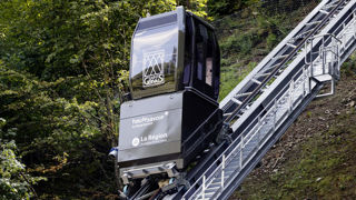 Gratuit, l'ascenseur des Thermes, à Saint-Gervais, fonctionne jusqu'à 23h.