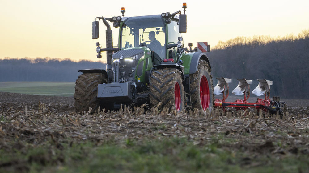 La charge utile de plus de 3,5 t du Fendt 620 Vario de notre essai est largement suffisante pour la charrue pesant 1,9 t. La charge utile de plus de 3,5 t du Fendt 620 Vario de notre essai est largement suffisante pour la charrue pesant 1,9 t.