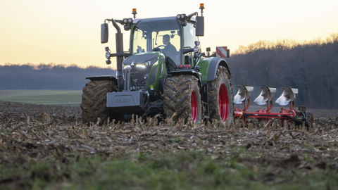 La charge utile de plus de 3,5 t du Fendt 620 Vario de notre essai est largement suffisante pour la charrue pesant 1,9 t. La charge utile de plus de 3,5 t du Fendt 620 Vario de notre essai est largement suffisante pour la charrue pesant 1,9 t.