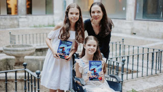 Entourée de sa famille, Carolina Plantinet raconte dans un livre son combat contre la maladie. Entourée de sa famille, Carolina Plantinet raconte dans un livre son combat contre la maladie.