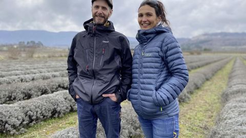 Clément Aude et Malvina Malbec ont pu faire face à la crise de vente de la lavande grâce à la production de miel. Clément Aude et Malvina Malbec ont pu faire face à la crise de vente de la lavande grâce à la production de miel.