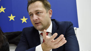 Christophe Hansen, le commissaire européen à l'Agriculture, va proposer un nouveau paquet de simplification  en avril 2025.