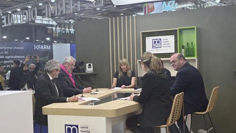 De gauche à droite : Franck Bellivier (délégué ministériel à la santé Mentale et à la psychiatrie), Arnaud Simion (député de la Haute-Garonne), Stéphanie Géroudet-Reges (présentatrice), Isabelle Ouedraogo (administratrice de la MSA Berry-Touraine et présidente du CASS), Olivier Damaisin, (coordinateur du plan interministériel de lutte contre le mal-être agricole) et Angèle Malâtre-Lansac (déléguée générale de l’Alliance pour la santé mentale). De gauche à droite : Franck Bellivier (délégué ministériel à la santé Mentale et à la psychiatrie), Arnaud Simion (député de la Haute-Garonne), Stéphanie Géroudet-Reges (présentatrice), Isabelle Ouedraogo (administratrice de la MSA Berry-Touraine et présidente du CASS), Olivier Damaisin, (coordinateur du plan interministériel de lutte contre le mal-être agricole) et Angèle Malâtre-Lansac (déléguée générale de l’Alliance pour la santé mentale).