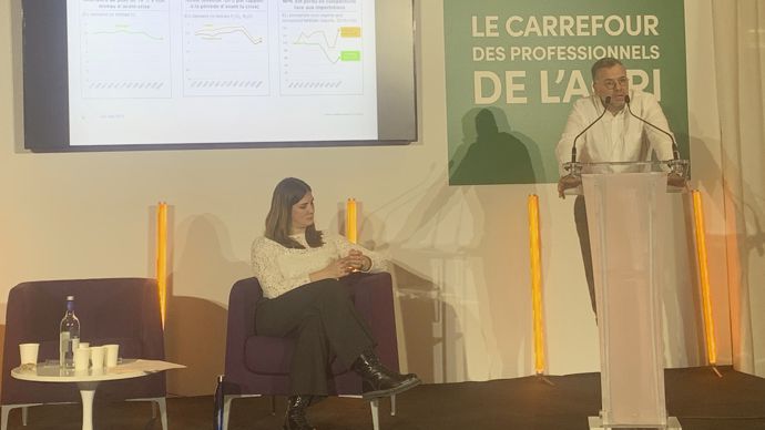 « Le comportement d’achat des agriculteurs est en train de changer », estime Renaud Bernardi, directeur commercial de LAT Nitrogen France, ici au côté de Clémence Lenoir, chargée d'études économiques grandes cultures de FranceAgriMer, jeudi 27 février, au Sia.