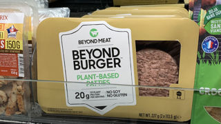 La start-up Beyond Meat ne devra plus utiliser le terme « viande » ni le logo de la vache verte sur les emballages de ses produits de substituts de viande à base de protéines végétales. La start-up Beyond Meat ne devra plus utiliser le terme « viande » ni le logo de la vache verte sur les emballages de ses produits de substituts de viande à base de protéines végétales.