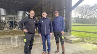 Le dispositif a été lancé officiellement par Arnaud Lécuyer (au centre) sur l’exploitation laitière de la famille Martel (Bruno et son fils Maxime, en photo). Le dispositif a été lancé officiellement par Arnaud Lécuyer (au centre) sur l’exploitation laitière de la famille Martel (Bruno et son fils Maxime, en photo).