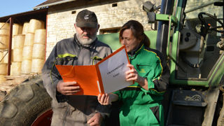 Il peut être compliqué pour un cédant de prendre de la distance s'il reste géographiquement sur la ferme, après la transmission. Il peut être compliqué pour un cédant de prendre de la distance s'il reste géographiquement sur la ferme, après la transmission.