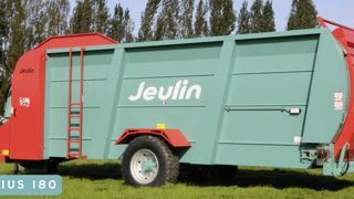 La pailleuse Sirius 180 de 18 m³ peut projeter de la paille à 20 mètres. La pailleuse Sirius 180 de 18 m³ peut projeter de la paille à 20 mètres.