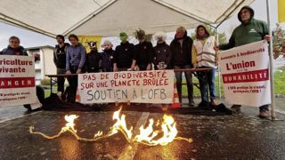 Le 12 mars, des agriculteurs ont organisé une manifestation de soutien à l'OFB devant ses locaux à Gleizé, dans le Rhône.